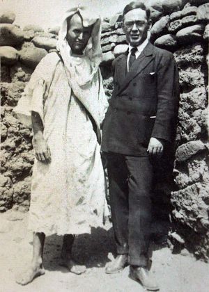 Blas Infante en Agmat (Marruecos), en la tumba de Al Mutamid (1924). Fuente: elpais.com