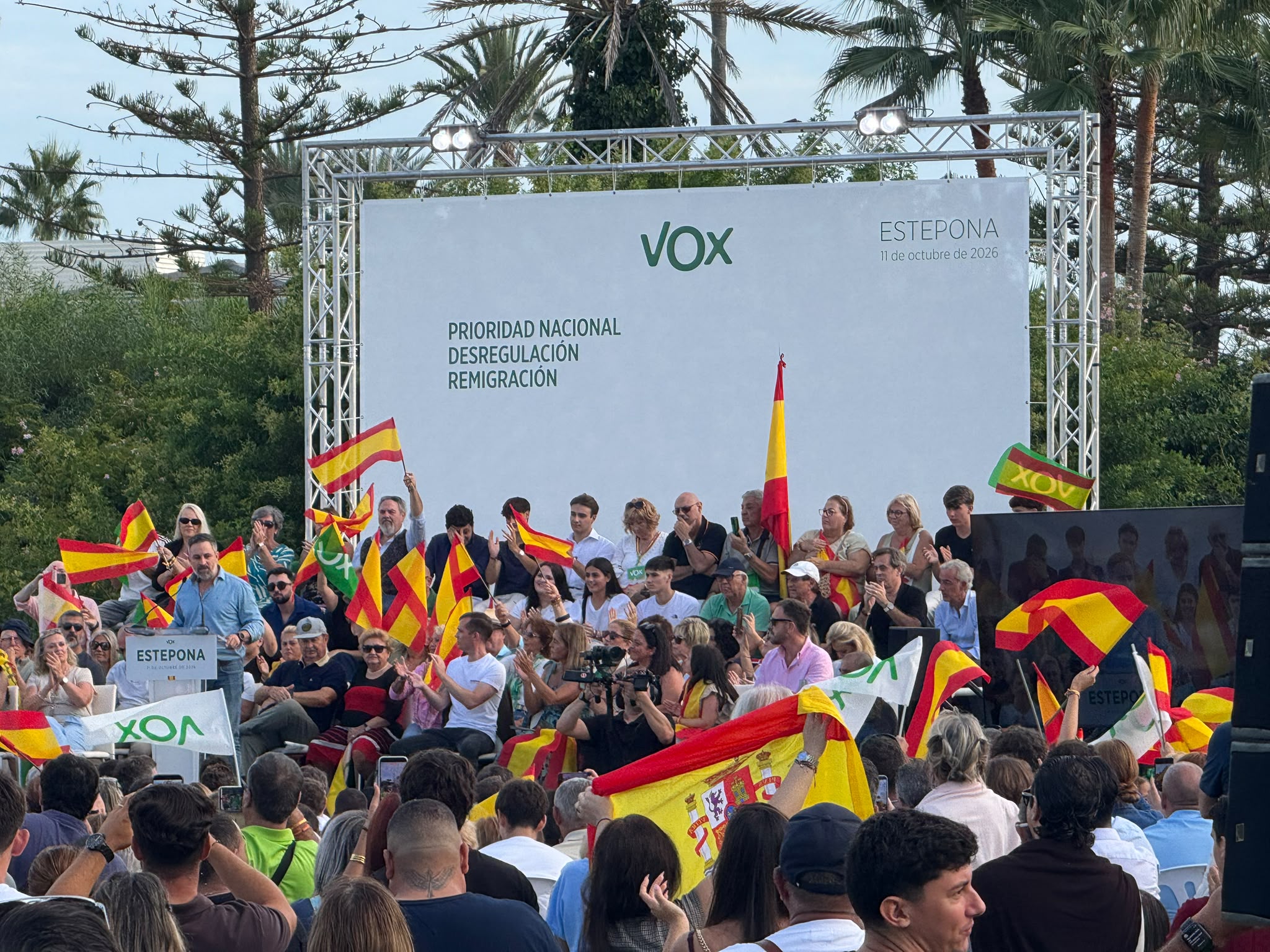 Vista general del acto de VOX en Estepona con la pancarta Prioridad Nacional, Desregulación, Remigración