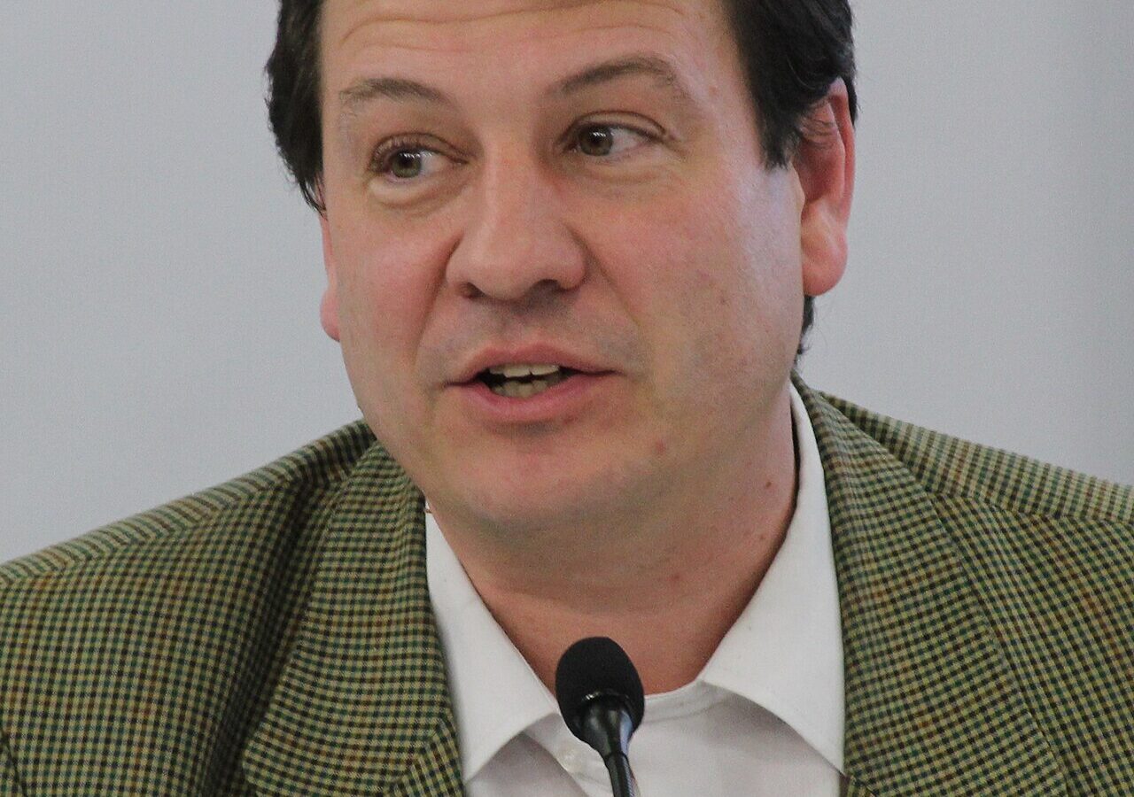 Fernando Paz en una tertulia