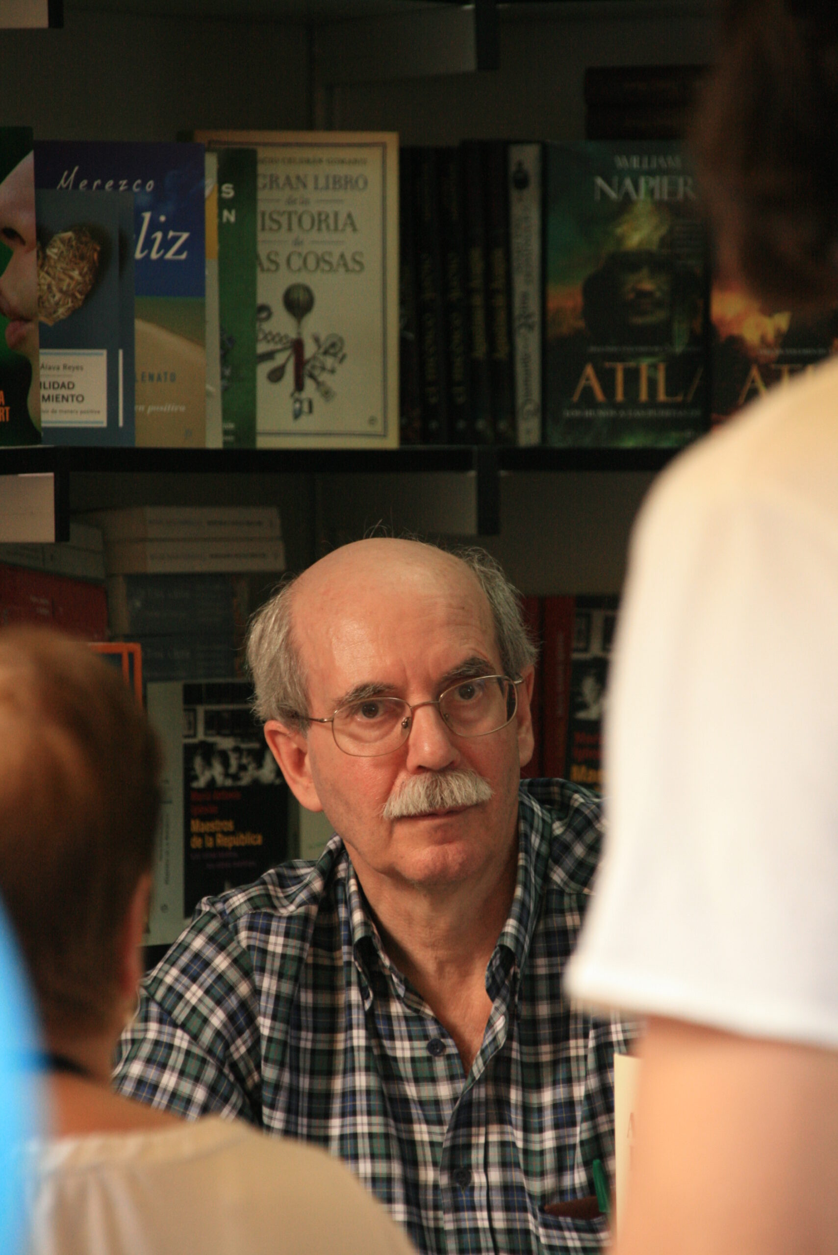Pío Moa firmando libros en la Feria del Libro de Madrid