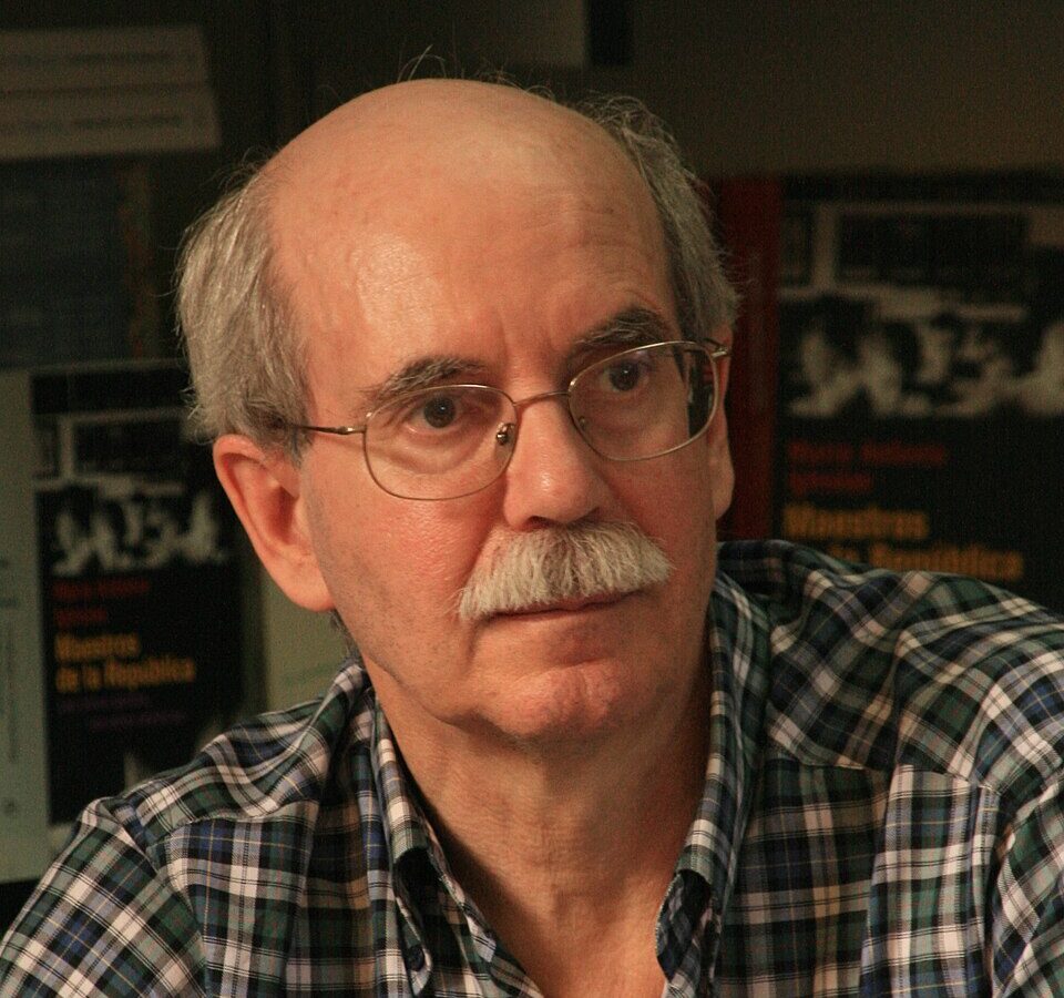 Pío Moa firmando libros