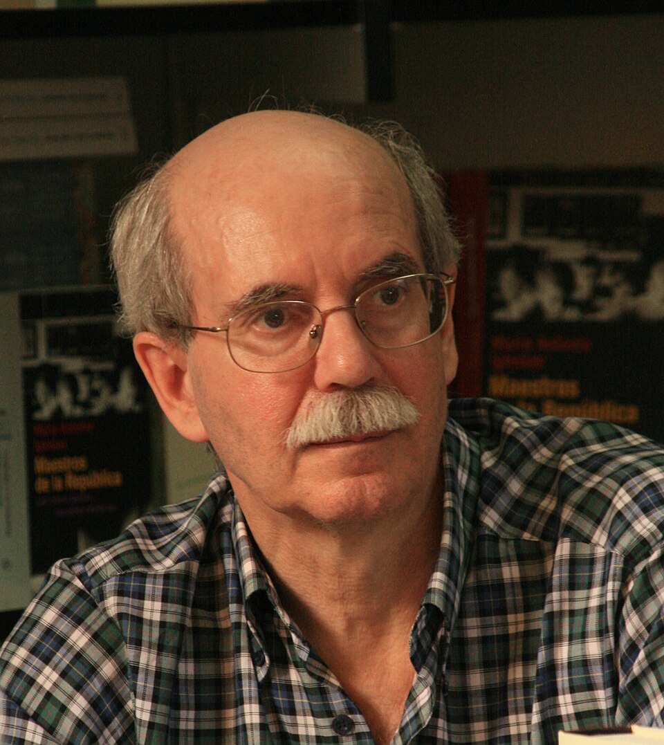 Pío Moa firmando libros
